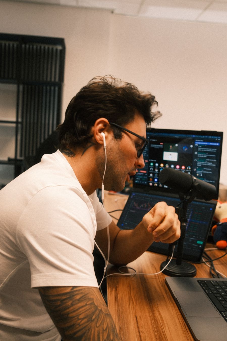 Rafael Mascarenhas ao microfone, em frente ao computador